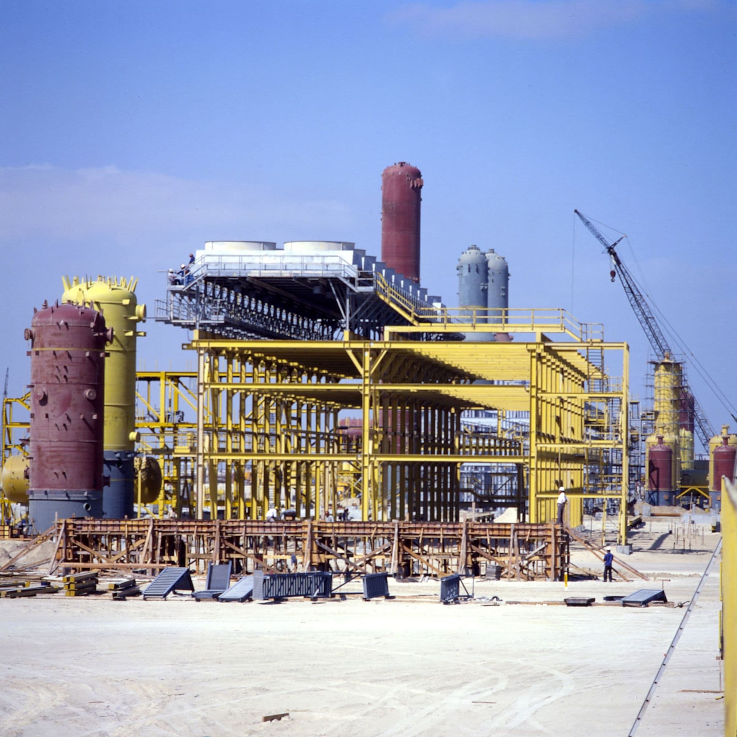 Onshore gas processing plant construction