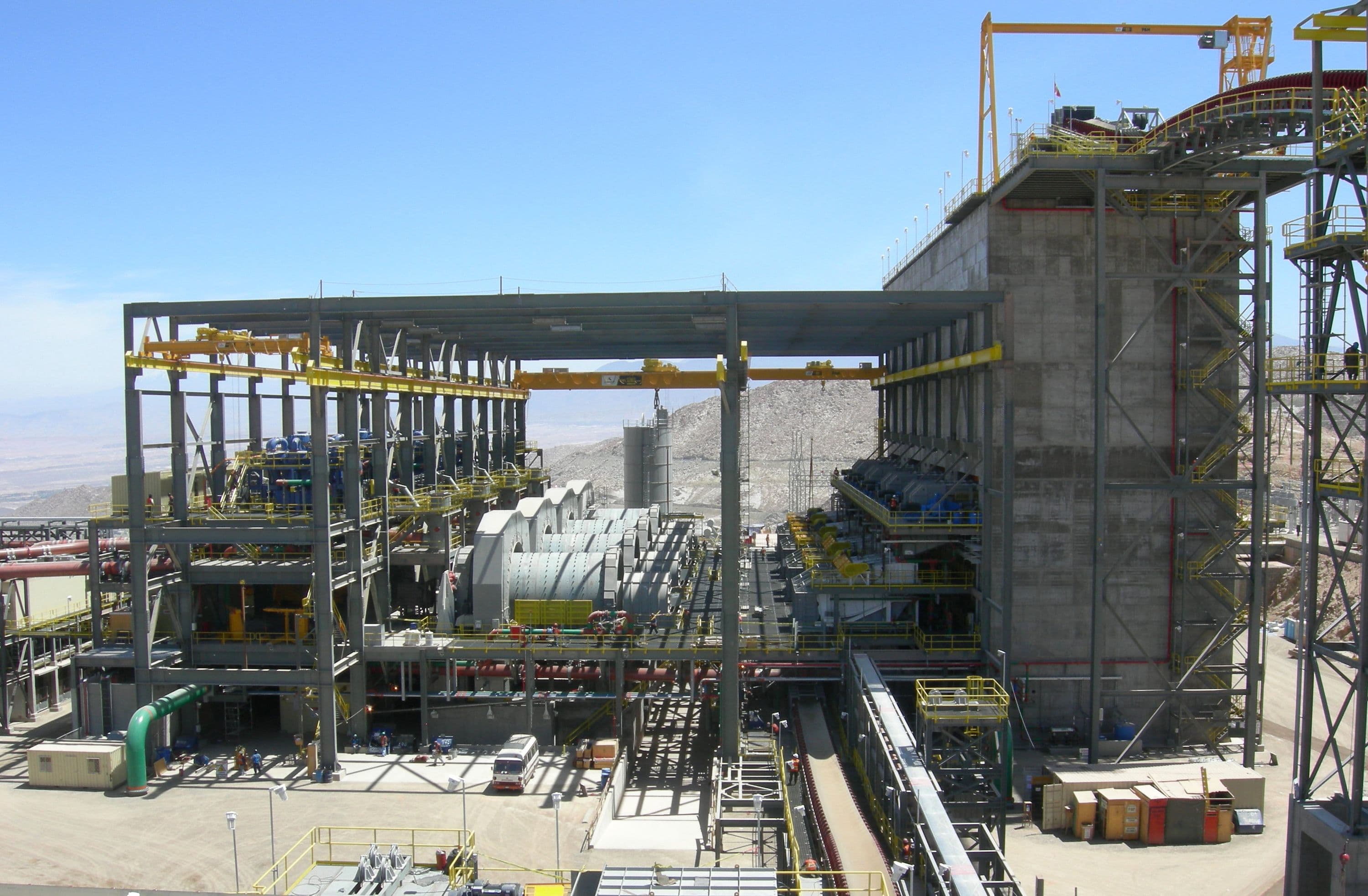 Ball mill and grinding circuit