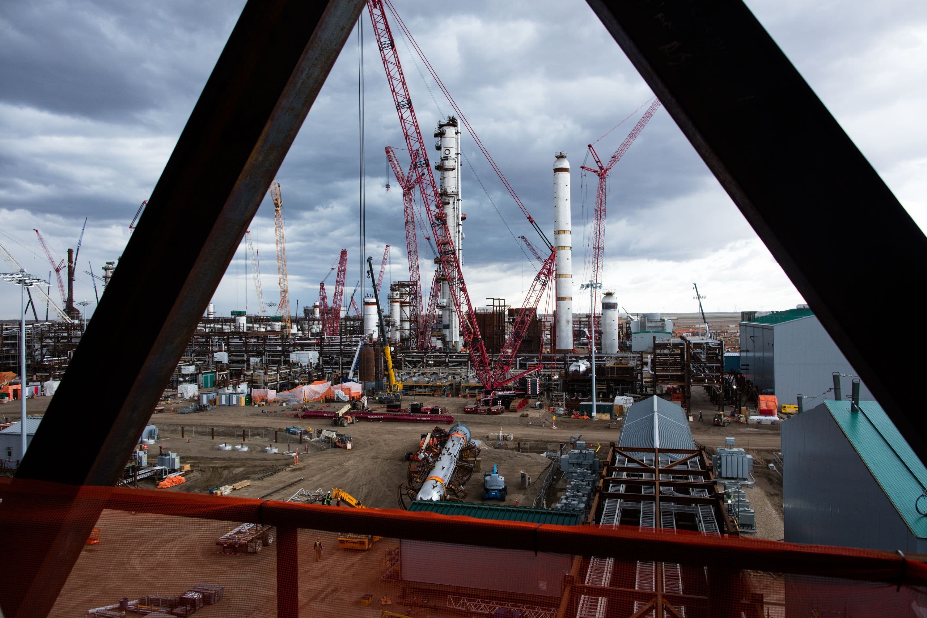 View of Unit 10 (Crude & Vacuum) construction from Unit 20 (LC Finer)
