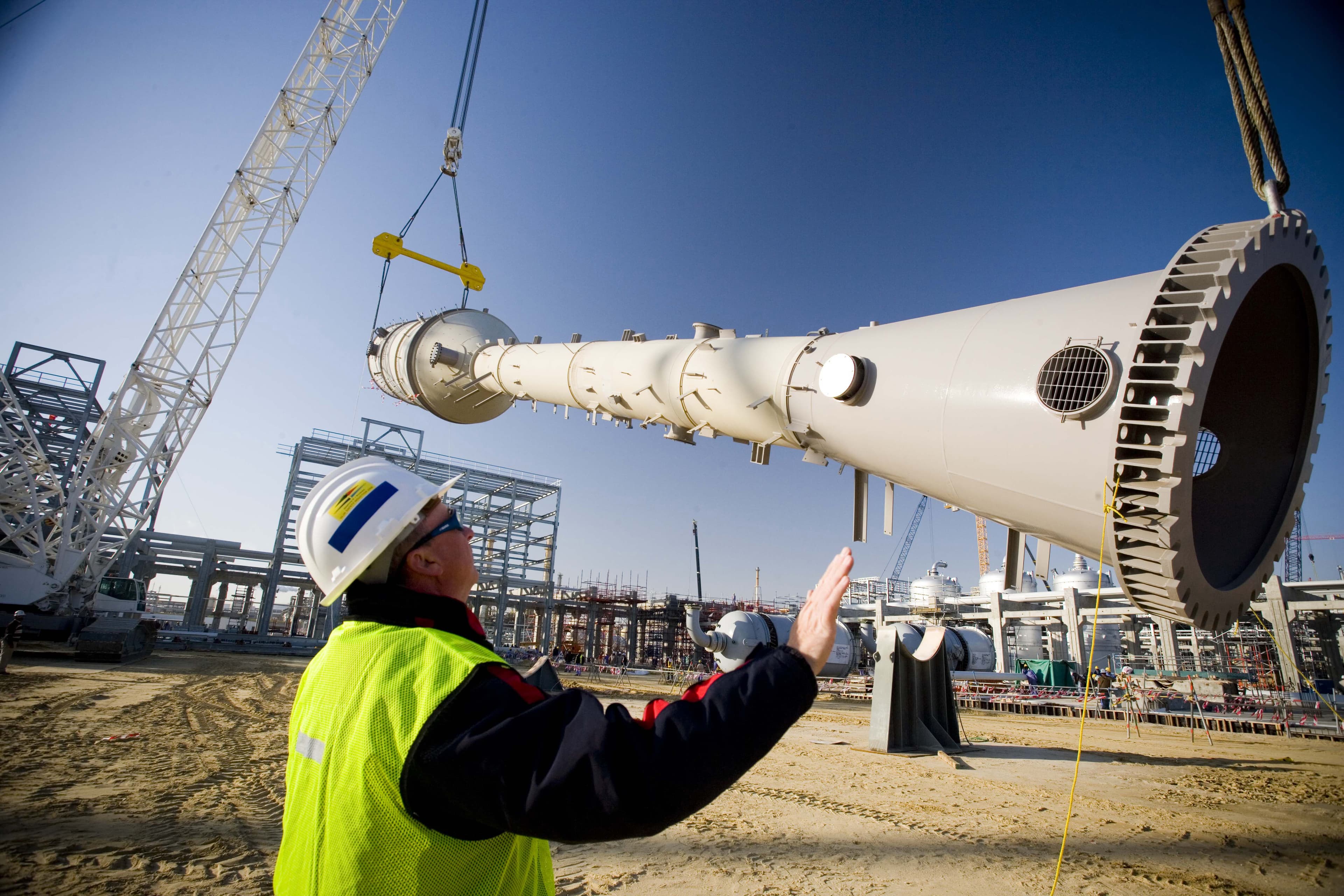 Photo of Fluor worker directing a heavy lift